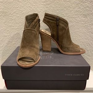 Vince Camuto Koral size 7 peep toe stacked heel